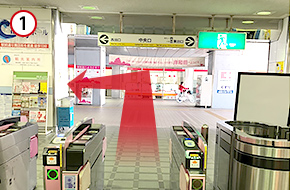 岸和田駅を降りたら、中央口改札を出て西出口方面に向かってください。
