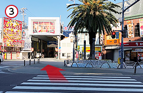 すぐ右手の信号を渡り、前方の岸和田駅前通商店街を真っ直ぐ進んでください。